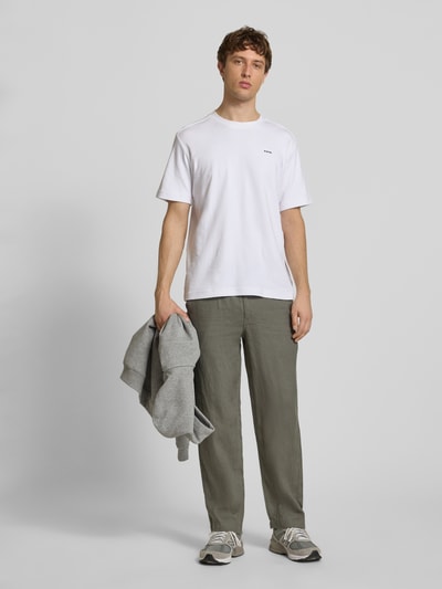 Männermodel trägt Leinenhose mit elastischem Bund Modell 'KARL LAWRENCE' von Jack & Jones in Olivgrün, Regular-Fit, reine Leinen, Ganzkörperansicht von vorne, Bundweite 40 cm, Innenbeinlänge 75 cm bei Größe M.
