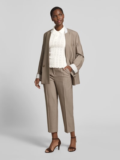 Frauenmodel trägt Slim Fit Poloshirt in Strick-Optik von Victoria Beckham, Baumwoll-Mix, semitransparent, kurzärmelig, Ganzkörperansicht von vorne.