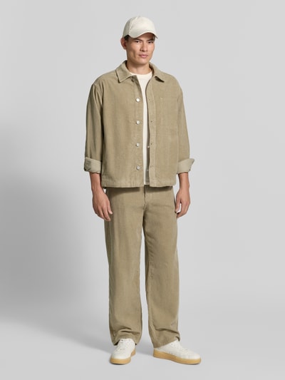 Männermodel trägt Wide Leg Cordhose aus Baumwoll-Mix Modell 'JAAMEO' von ARMEDANGELS in Beige mit strukturierter Oberfläche, Ganzkörperansicht von vorne, Herren Weite Hose von ARMEDANGELS.