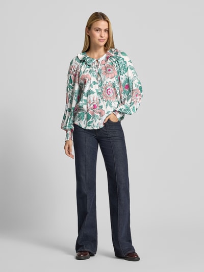 Frauenmodel trägt Relaxed Fit Bluse aus reiner Viskose von Christian Berg Woman mit floralem Allover-Print, Umlegekragen, Langarm, Ganzkörperansicht von vorne.