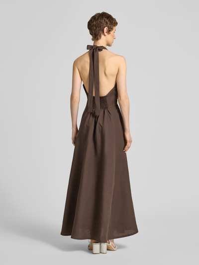 Frauenmodel trägt Midikleid aus Lyocell-Mix mit Leinen-Anteil, taillierte Passform, Modell 'Natu' von Copenhagen Muse in Braun, Ganzkörperansicht Rückansicht.