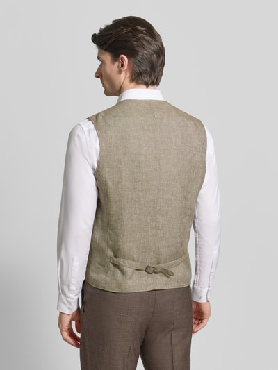 Mannelijk model draagt Regular Fit Weste uit linnenmix model 'Wilson-G' van Carl Gross, beige-bruin, rugaanzicht, detailopname. Context: herenweste van Carl Gross, linnenmix met viscose, regular fit, v-hals, borstzak, paspelzakken, knoopsluiting, ruglengte maat 50: 66 cm, schouderbreedte 39 cm, borstwijdte 52 cm.