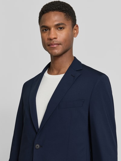 Männermodel trägt Slim Fit Anzugsakko mit Reverskragen Modell 'P-HANRY-J-WG-233' von BOSS, Optik: Unifarben, Nahaufnahme Oberkörper.