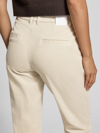 Vrouwenmodel draagt Cordhose met opgeslagen zoom van Marc Cain, katoenmix met stretch, slim fit, detailopname achterkant.