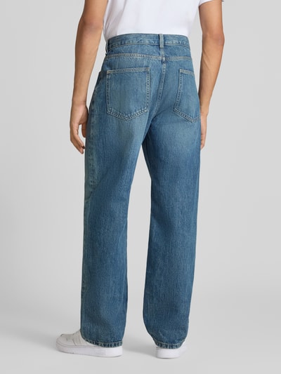 Männermodel trägt Baggy Jeans im klassischen 5-Pocket-Look von REVIEW, reine Baumwolle, blau, Ganzkörperansicht Rückansicht.