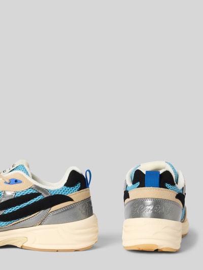 Produktfoto, Sneaker mit Label-Detail von Genesis im Farbmix aus Blau, Silber, Beige, Schwarzeinsätzen, abgerundete Spitze, Gummisohle, Schnürung, Absatzhöhe 4 cm, Schafthöhe 8 cm, Schaftweite 10 cm, strukturierte Texturen
