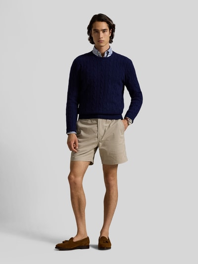 Mężczyzna prezentuje Regular Fit Shorts aus Baumwoll-Mix od Polo Ralph Lauren, kolor jednolity, logo-stitching, kieszenie boczne i tylne, bawełniany materiał, widok całej sylwetki z przodu.