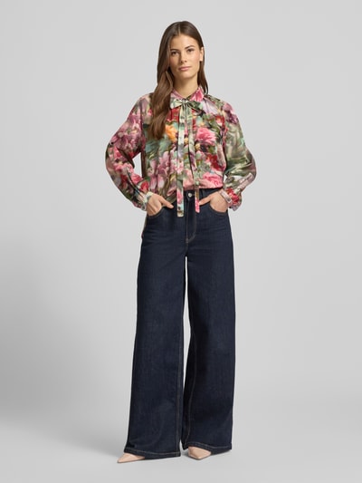 Frauenmodel trägt Hemdbluse mit Knopfleiste von More & More in buntem Blumenmuster, reine Baumwolle, lockerer Schnitt, Ganzkörperansicht von vorne.