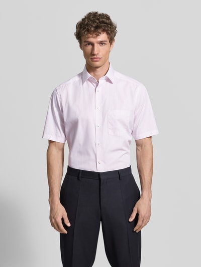 Männermodel trägt Modern Fit Business-Hemd mit Brusttasche von OLYMP, feine Streifen, Reine Baumwolle, Kentkragen, Knopfleiste, Logo-Stitching, abgerundeter Saum, Herren, Ganzkörperansicht von vorne.