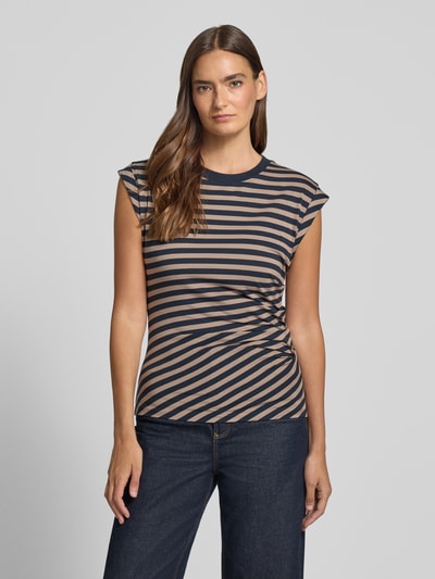 Frauenmodel trägt Regular Fit T-Shirt aus reiner Baumwolle Modell 'Epka_striped1' von BOSS mit Streifen-Print in Beige und Dunkelblau, Damen T-Shirt, Ganzkörperansicht von vorne.