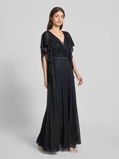 Frauenmodel trägt Maxikleid mit V-Ausschnitt und Ziersteinbesatz von Vera Mont in Glitzer-Optik, taillierte Passform, Falten-Optik, Volantärmel; Rückenlänge bei Größe 38: 133 cm, Brustweite 42 cm, Ärmellänge 24 cm, Ganzkörperansicht von vorne.