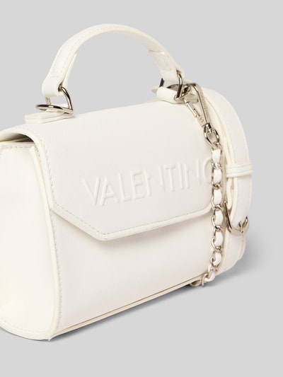 Produktfoto, Shoulder Bag on Leder-Optik Modell 'Pandia' von VALENTINO BAGS w kolorze białym, detal z logo, klapka, odpinany pasek na ramię z łańcuszki, główna przegroda, zamek błyskawiczny, szerokość w rozmiarze 1: 20 cm, długość w rozmiarze 1: 14 cm, głębokość w rozmiarze 1: 7 cm, długość paska na ramię w rozmiarze 1: 117 cm