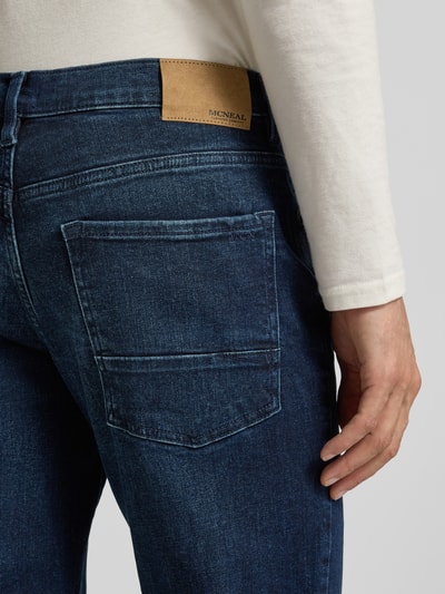 Männermodel trägt Regular Fit Jeans mit Eingrifftaschen von MCNEAL aus Baumwoll-Elasthan-Mix, dunkles Blau, Detailaufnahme Rückansicht.