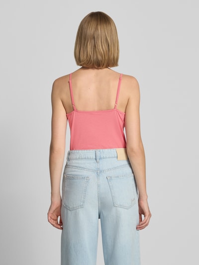 Modelka nosi Slim Fit Top aus Baumwoll-Mix von s.Oliver RED LABEL w kolorze różowym, jasnoniebieskie jeansy, tekstura gładka, widok całej sylwetki z tyłu.