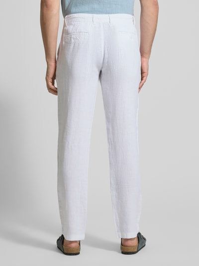 Männermodel trägt Leinenhose mit Schnürung und Gesäßtaschen von MCNEAL in Weiß, Reine Leinen, Regular-Fit, Ganzkörperansicht Rückansicht.