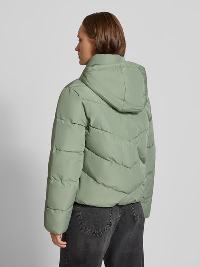 Vrouwenmodel draagt lichtgroen gewatteerd jack met capuchon Regular Fit Steppjacke mit Kapuze model 'CLAIR' van ONLY, Ganzlichaamsaanzicht achterkant, Dames gewatteerd jack