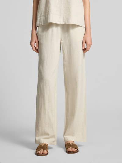 Frauenmodel trägt Stoffhose aus Viskose-Mix Modell 'PRISILLA' von Vila, Leinen-Viskose-Anteil, Wide-Leg-Pants, Eingrifftaschen, Tunnelzug, Ganzkörperansicht von vorne.