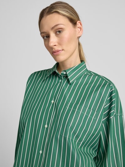 Vrouwenmodel draagt groene blouse met lange mouwen met witte strepen Regular Fit Langarmbluse aus reiner Baumwolle model 'ONORE' van Weekend Max Mara, close-up bovenlichaam