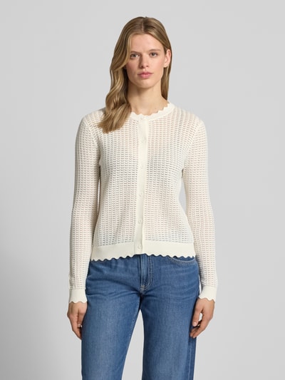 Frauenmodel trägt Regular Fit Strickjacke aus reiner Baumwolle Modell 'SCOUT' von Pieces, Optik: Unifarben, Semitransparente-Optik, Rundhals-Ausschnitt, Langarm, Knopfleiste, Strick, Gerippt, Ganzkörperansicht von vorne.