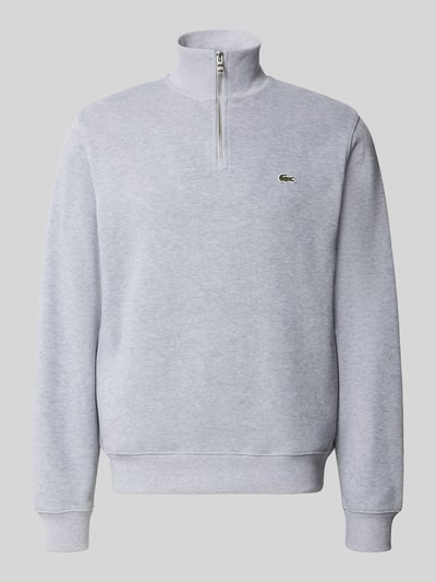 Produktfoto, grauer Regular Fit Troyer aus reiner Baumwolle von Lacoste mit sichtbarer Struktur und Zipper, neutrale Präsentation