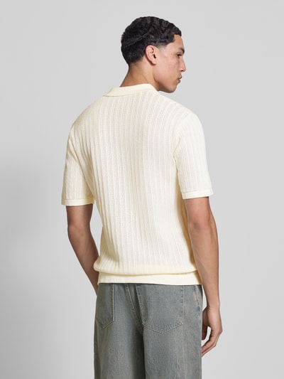 Männermodel trägt Regular Fit Poloshirt aus Baumwoll-Mix Modell 'MOON' von Only & Sons in Strickoptik, hell, Strukturmuster, Ganzkörperansicht Rückansicht.