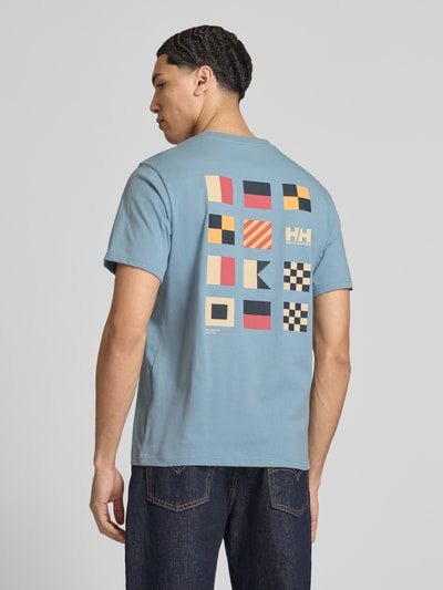 Männermodel trägt Herren T-Shirt mit Logo-Motiv-Print Modell 'SHORELINE' von Helly Hansen, Reine Baumwolle, Gerader-Schnitt, Rückenlänge 70 cm, Ganzkörperansicht Rückansicht.