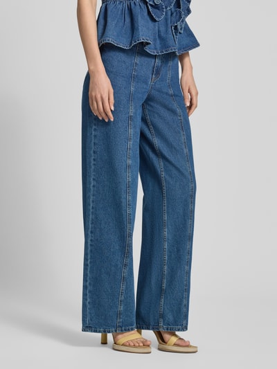 Frauenmodel trägt Wide Fit Jeans mit Ziernähten Modell 'Elsie' von YAS in mittlerem Blau, 5-Pocket-Design, Ganzkörperansicht von vorne, Damen Jeans, Knopf- und Reißverschluss, Bundweite 37 cm, Innenbeinlänge 83 cm.