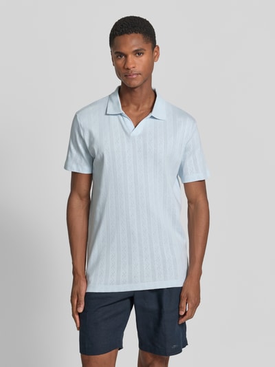 Männermodel trägt Regular Fit Poloshirt in Jaquard-Strick von Lindbergh, Reine Baumwolle, Polokragen, V-Ausschnitt, Label-Detail, Ganzkörperansicht von vorne.