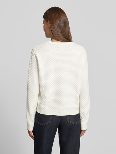 Frauenmodel trägt Regular Fit Pullover aus reiner Baumwolle von Tom Tailor, weiß, strukturierte Oberfläche, Ganzkörperansicht Rückansicht, Damen Pullover von Tom Tailor