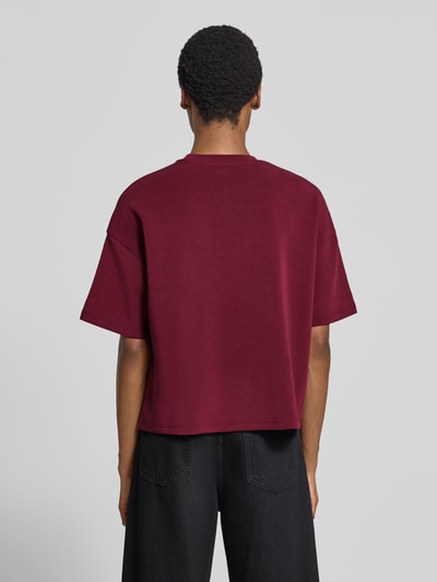Frauenmodel trägt Oversized Sweatshirt aus Modal-Mix Modell 'TENNY' von Selected in Dunkelrot mit glatter Textur, Ganzkörperansicht Rückansicht.