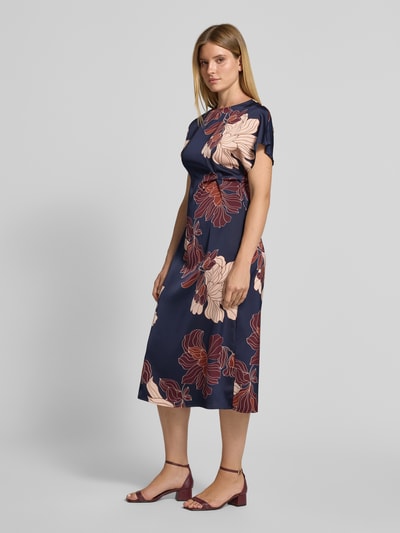 Frauenmodel trägt Midikleid aus Satin von Christian Berg Woman Selection in Dunkelblau mit floralen Raffungen, taillierter Passform, Rundhalsausschnitt, kurzärmelig, floralem Allover-Print, Ganzkörperansicht von vorne.