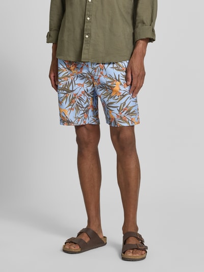 Männermodel trägt Regular Fit Shorts aus Lyocell-Baumwoll-Mix von Armedangels, Optik:Allover-Muster, Twill, Ganzkörperansicht von vorne.