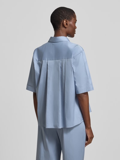 Frauenmodel trägt Bluse mit verlängertem Rücken und Kentkragen von Windsor in hellblau, Baumwoll-Mix, Straight Fit, Rückansicht.