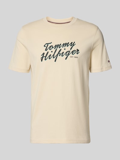 Produktfoto, Regular Fit T-Shirt aus reiner Baumwolle von Tommy Hilfiger, Optik: Unifarben, Passform: Regular-Fit, Label-Print, Rundhals, Ärmelform: Kurzarm, Materialverarbeitung: Jersey, Farbe Creme, glatte Textur