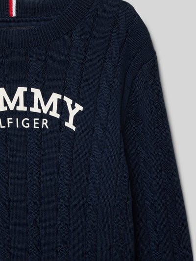 Produktfoto, Regular Fit Pullover aus reiner Baumwolle von Tommy Hilfiger Teens in Dunkelblau mit Zopfmuster, Logo-Stitching, Strickstruktur