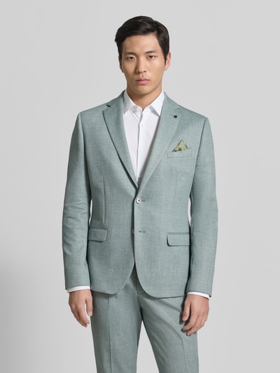 Męski model nosi Slim Fit 2-Knopf-Sakko mit Pattentaschen Modell 'Nick' von Zuitable, mieszanka bawełny, kolor jasnoszary, kołnierz z połami, kieszenie z patką, długość tyłu w rozmiarze 50: 71 cm, szerokość w rozmiarze 50: 45 cm, długość rękawów w rozmiarze 50: 67 cm, ganzkörperansicht von vorne.