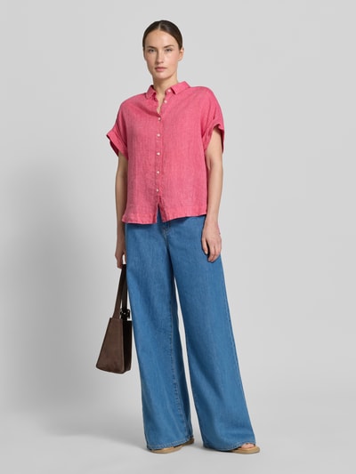 Frauenmodel trägt Leinenbluse mit Knopfleiste Modell 'DOLLY' von 0039 Italy in Pink, Regular-Fit, Hemdblusenkragen, Ganzkörperansicht von vorne, reine Leinen, Ärmel mit Aufschlag, Rückenlänge 64 cm bei Größe S.