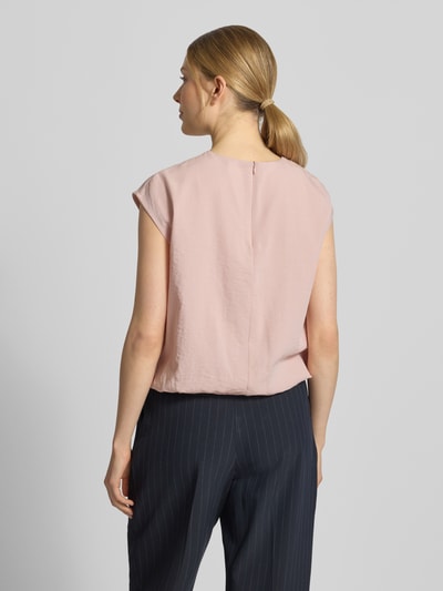 Frauenmodel trägt Bluse mit Rundhalsausschnitt und Kappärmeln von Jake*s Collection in zartem Rosa, Struktur glatt, Ganzkörperansicht Rückansicht.
