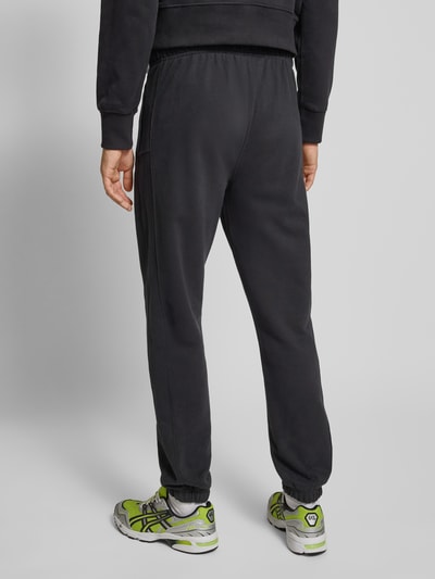 Ellesse Spodnie dresowe o kroju regular fit z wpuszczanymi kieszeniami model ‘ORVINIO’ Czarny 5