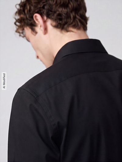 Männermodel trägt schwarzes Super Slim Fit Businesshemd aus Baumwoll-Mix von OLYMP No. Six, Ganzkörperansicht Rückansicht, KI-modifiziertes Bild.