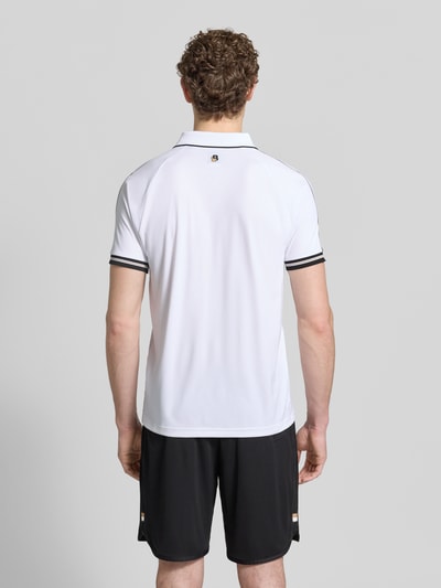 Männermodel trägt Regular Fit Poloshirts mit Kontrastdetails von BOSS Green, Two-Tone-Optik, Polokragen, 2-Knopf-Verschluss, Ganzkörperansicht Rückansicht.