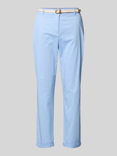 Produktfoto, hellblaue Casual Fit Chino mit Baumwoll-Anteil von Christian Berg Woman, Gürtel und Knopf-Reißverschluss, verkürzt, leichte Textur
