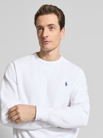 Männermodel trägt Regular Fit Sweatshirt aus Baumwoll-Mix van Polo Ralph Lauren in effen wit met logo detail, sweatmateriaal, Nahaufnahme Oberkörper.
