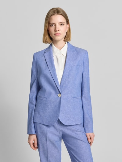 Frauenmodel trägt Regular Fit Blazer aus Leinen-Mix mit Paspeltaschen von Christian Berg Woman Selection, heller Blauton, Ganzkörperansicht von vorne, Leinen-Baumwoll-Mix, Reverskragen, Paspeltaschen, Rückenlänge 60 cm, Brustweite 46 cm, Ärmellänge 60 cm.