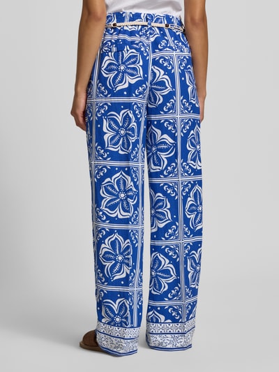 Frauenmodel trägt Weite Hosen aus Leinen-Mix von Tom Tailor mit blau-weißem Blumenmuster, Damen Weite Hose, Ganzkörperansicht Rückansicht.
