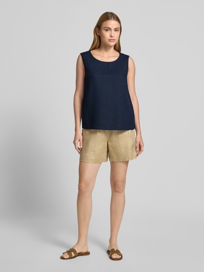 Frauenmodel trägt Top aus Leinen-Mix mit Rundhalsausschnitt Modell 'Lava' von FREE/QUENT, navy, gerade Form, leichte Textur, Ganzkörperansicht von vorne. Damen Top, Leinen-Mix mit Viskose-Anteil, Regular Fit, Rückenlänge S: 60 cm.