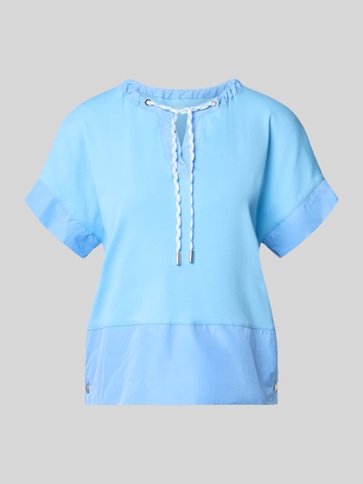 Produktfoto, T-Shirt mit Tunikakragen und Kordelzug von Marc Cain, Damen T-Shirt im Baumwoll-Mix mit Stretch-Anteil, Gerader-Schnitt, Label-Details, Farbe Hellblau, Rückenlänge bei Größe 36: 55 cm.