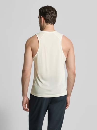 Männermodel trägt Tanktop mit Rundhalsausschnitt und Logo von Salomon in Offwhite, glatte Textur, Rückenlänge 69 cm, Ganzkörperansicht Rückansicht.
