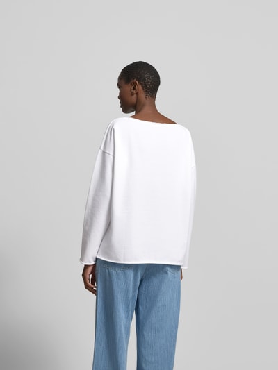 Frauenmodel trägt Oversized Sweatshirt aus Baumwoll-Mix von Juvia in Weiß mit Rollsäumen und überschnittenen Schultern, Rückenansicht, Ganzkörperansicht Rückansicht.