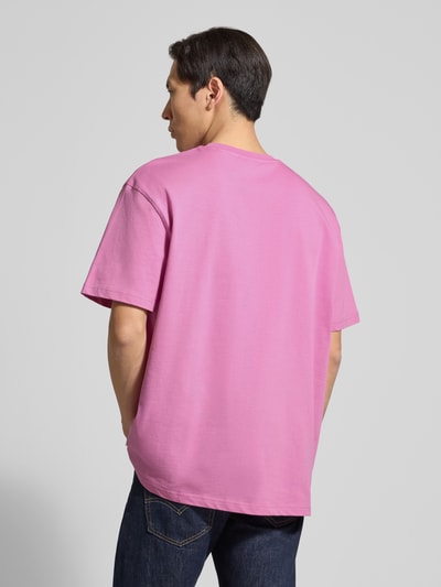 Männermodel trägt t-shirt met logoprint model 'Crew' van Les Deux in roze, puur katoen, recht model, ruglengte maat M 74 cm, Ganzkörperansicht Rückansicht.